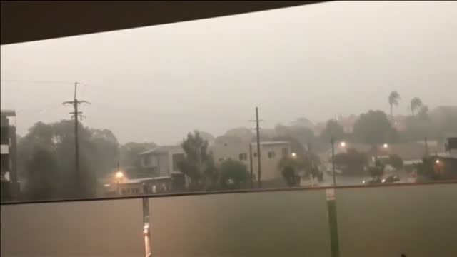 Una poderosa tormenta eléctrica provoca la muerte de un hombre en Australia