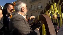 Los diputados de Cs retiran lazos amarillos en el pueblo natal de Puigdemont