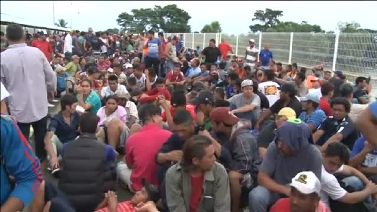 La caravana de centroamericanos empieza a cruzar la frontera entre Guatemala y México