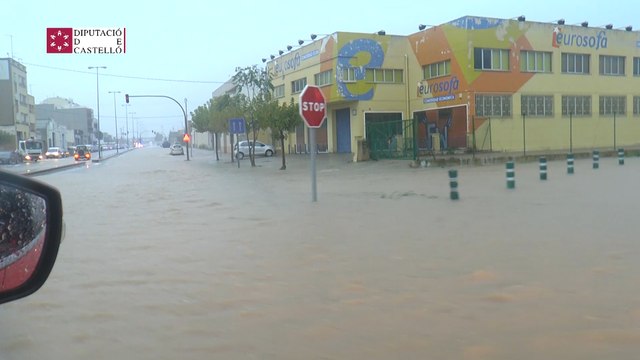 Bomberos rescatan vehículos en Vinaròs