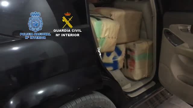 Descubren 1.600 kilos de hachís tras una pared falsa en una garaje de La Línea