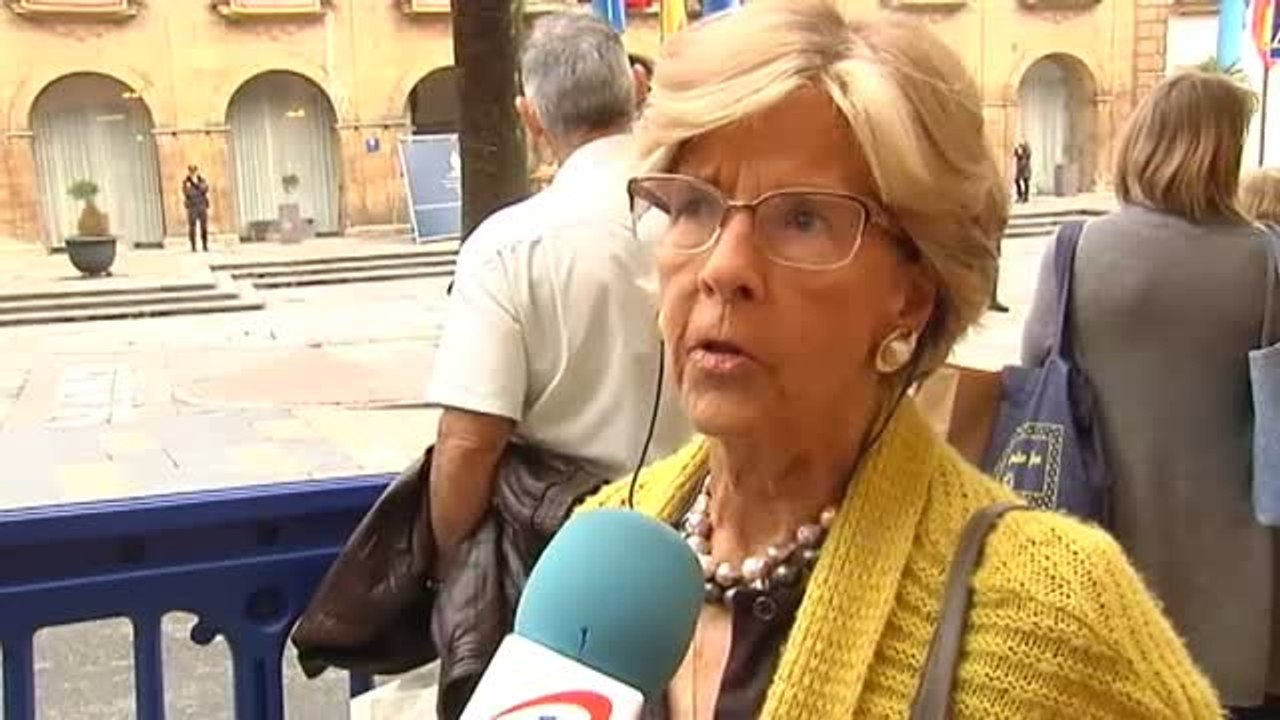 Los Reyes entregan a los premiados las insignias de los Premios Princesa de Asturias