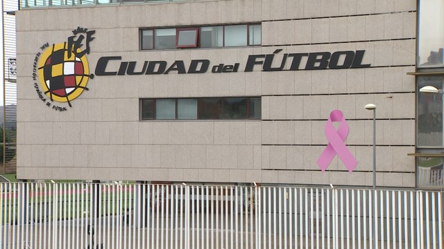Federeación de Fútbol cuelga un lazo rosa contra el cáncer de mama