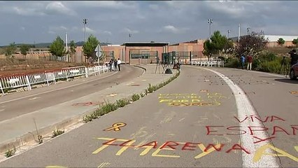 Pintadas de "Viva España" en la cárcel para recibir a Pablo Iglesias