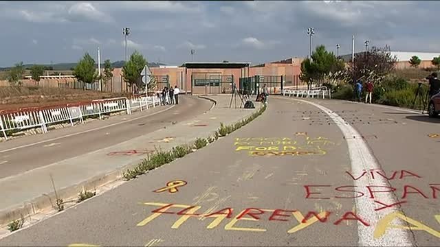 Pintadas de Viva España en la cárcel para recibir a Pablo Iglesias