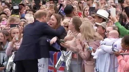 Una fan rompe a llorar por el abrazo del príncipe Harry