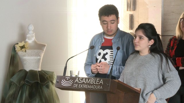 Asamblea exhibe trabajos de alumnos de un centro de educación especial
