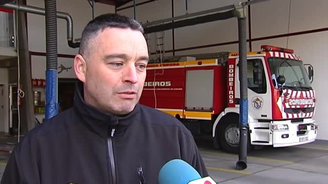 Un coche acaba empotrándose contra el tejado en la localidad de Betanzos