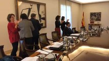 Ovación de los ministros a Pedro Sánchez en la reunión del Consejo