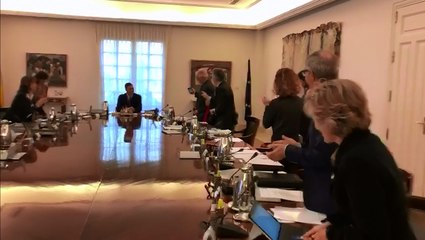 Aplausos para Pedro Sánchez en el Consejo de Ministros, tras el anuncio de la próxima convocatoria electoral