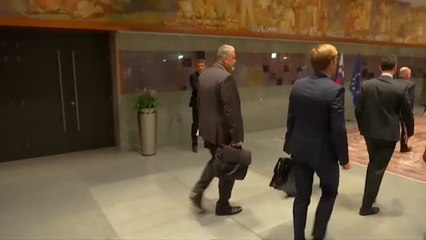 Dimite un diputado esloveno tras contar como anécdota que una vez robó un bocadillo