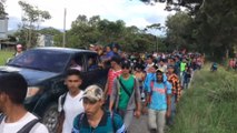 Miles de migrantes cruzan la frontrea de Guatemala hacia EEUU
