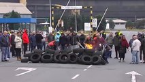 Los trabajadores de Alcoa de A Coruña queman neumáticos para protestar por el cierre