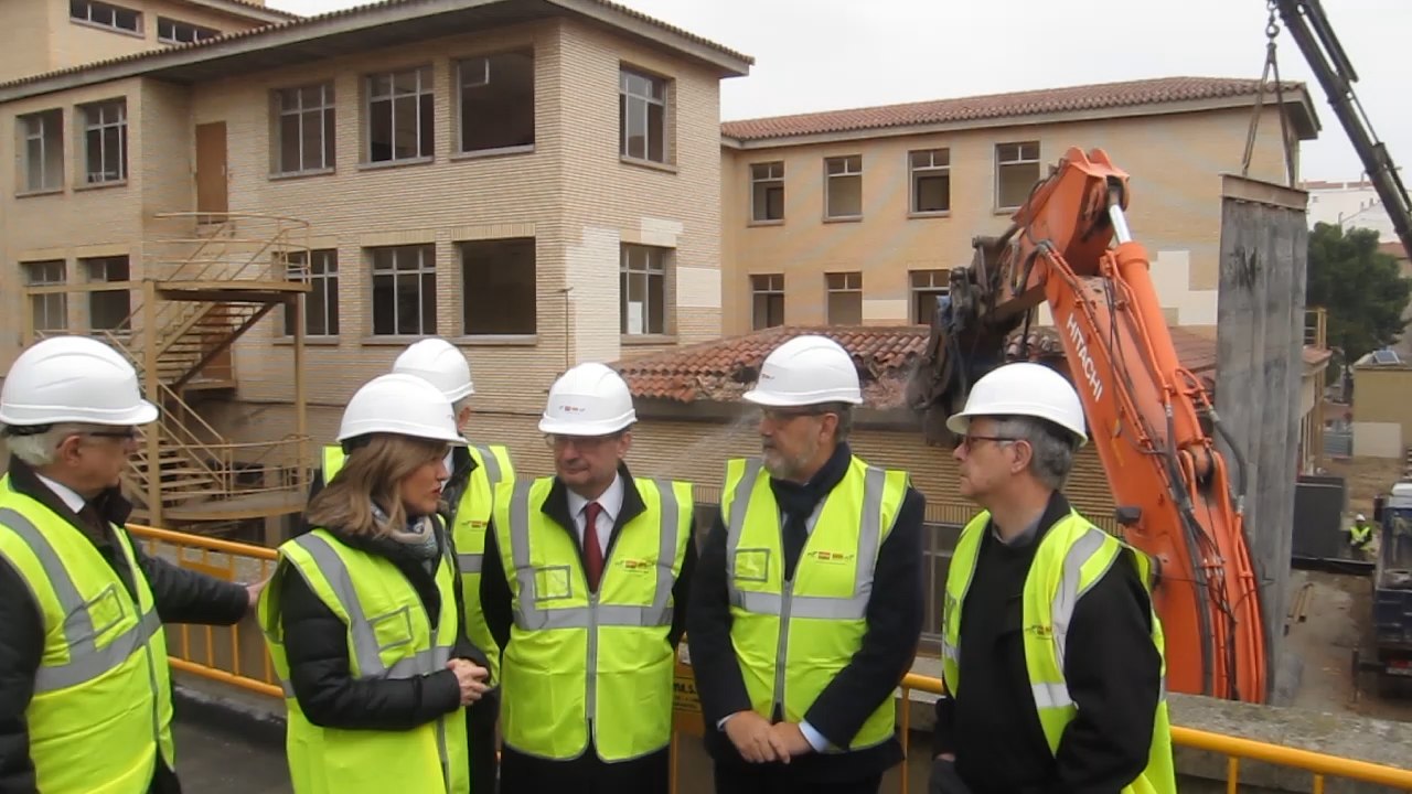 Comienza la demolición del edificio de Filología en Zaragoza