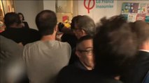 Melenchón se enfrenta violentamente a los policías que registraban la sede de su partido