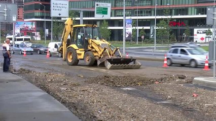 İSTANBUL- SARIYER'DE TOPRAK KAYMASI YOL TRAFİĞE KAPATILDI