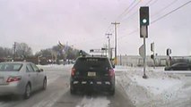 Un camión se salta un semáforo y embiste brutalmente a una patrulla policial en Wisconsin