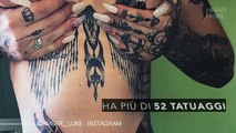 Ecco com’era la donna serpente prima dei suoi tatuaggi