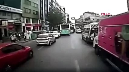 ÜMRANİYE'DE FACİANIN EŞİĞİNDEN DÖNÜLEN KAZANIN OTOBÜS KAMERASI GÖRÜNTÜLERİ