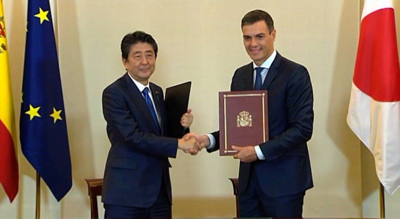 Sánchez recibe al primer ministro de Japón en La Moncloa