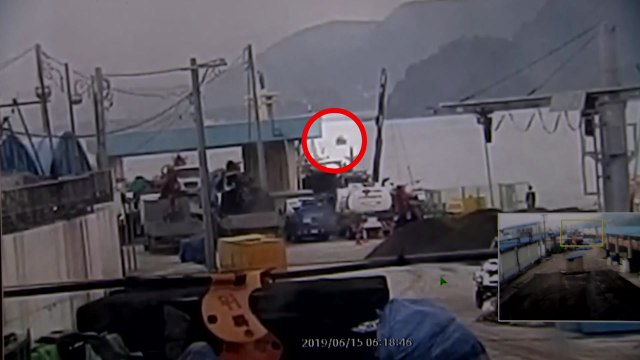 삼척항 北 어선 정박...해상판 '노크 귀순'? / YTN