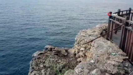 Falezlerden düşen genci polis kurtardı