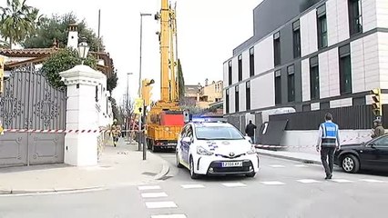 Un obrero muere al caer la grúa que manejaba en Barcelona