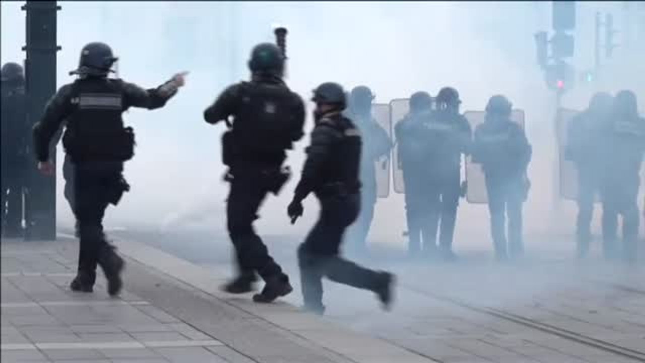 Los 'chalecos amarillos' se enfrentan con la Policía en las calles de Nantes