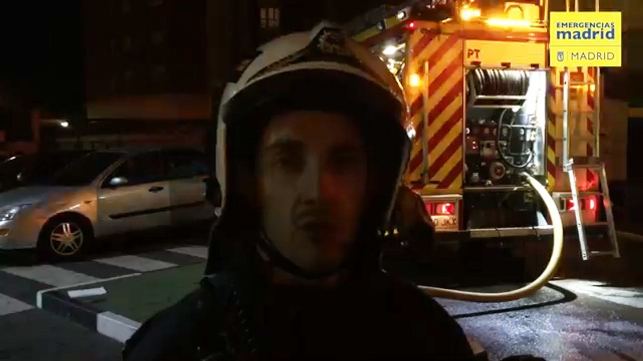 Bomberos sofocan un incendio en un Burger King en Usera