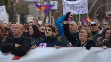 Télécharger la video: Los taxistas se manifiestan en Madrid para exigir la regulación de las VTC