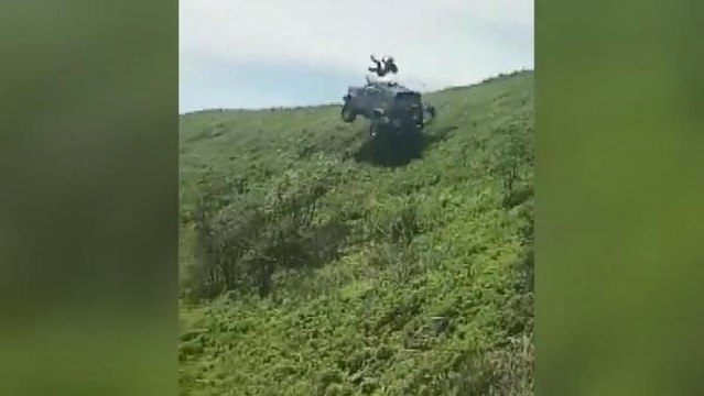 Takla atan arazi aracından fırlayan sürücü kameralara yansıdı