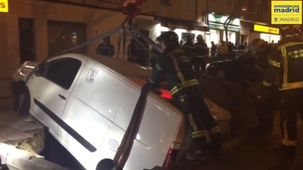 Download Video: Bomberos de Madrid sacan dos vehículos atrapados en un socavón