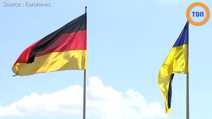 Lors d’une cérémonie officielle, Angela Merkel a été prise de tremblements !