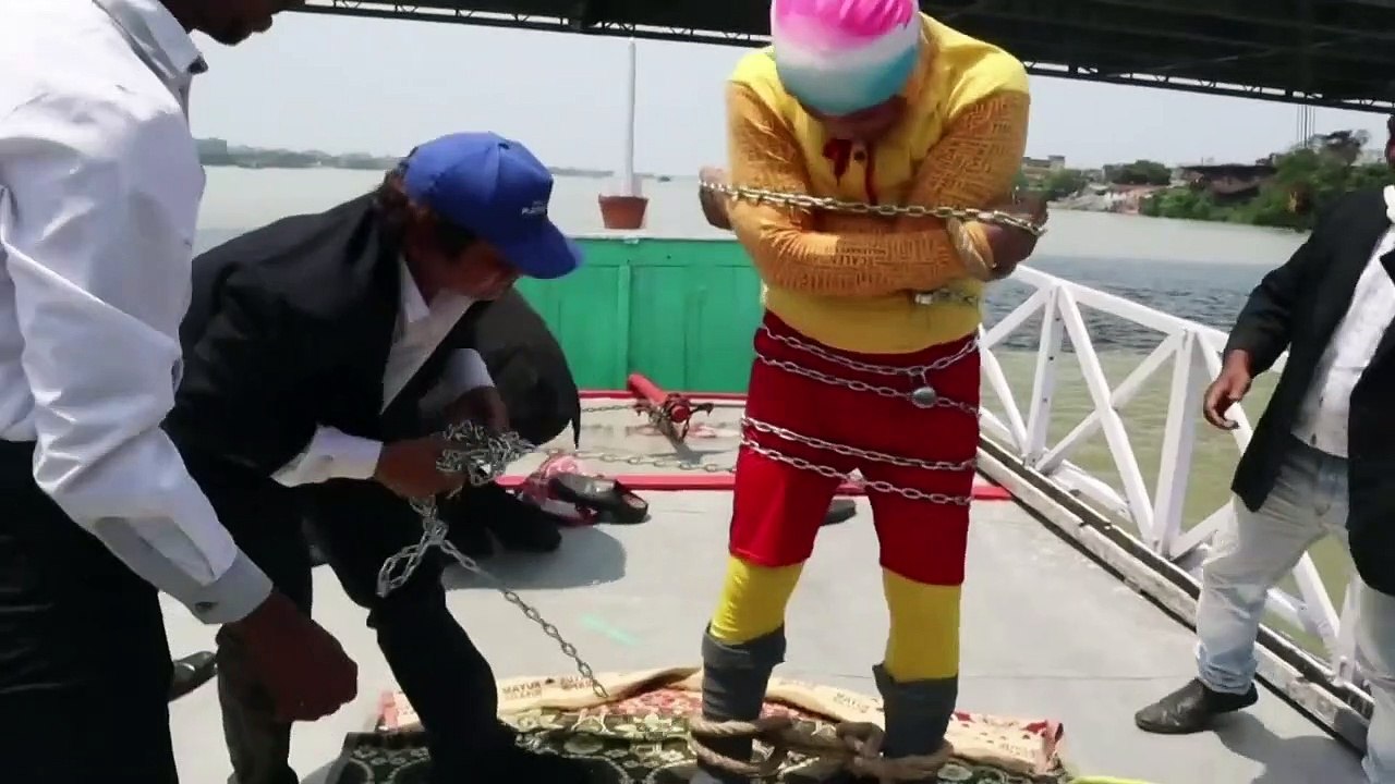 Ảo thuật gia bỏ mạng sau khi bị xích và thả xuống sông