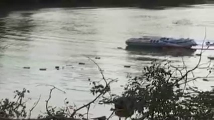 Centenares de cartones de tabaco arrojados al río Guadiaro por una banda de contrabandistas detenida