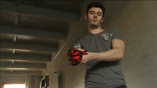 Un joven español, que nació sin un brazo, construye su propia prótesis con piezas de Lego