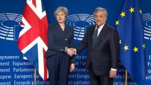 Antonio Tajani recibe a Theresa May en Bruselas