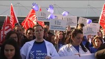 Decenas de investigadores se concentran a las puertas del Hospital La Fe para reclamar más estabilidad laboral