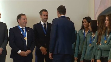 Sánchez continúa con su agenda y recibe a las campeonas del mundo de fútbol sub 17