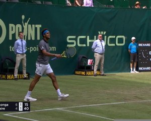 Halle - Paire et Tsonga improvisent une partie de foot en plein match !