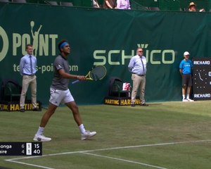 Tải video: Halle - Paire et Tsonga improvisent une partie de foot en plein match !