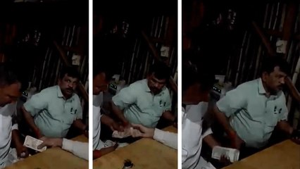 बिजली कनेक्शन के लिए मजबूर किसान को देना पड़ा 50 हजार, देखिए अधिकारी का घूस लेते वीडियो