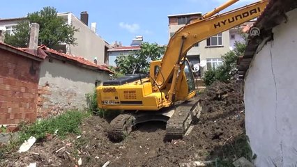 Evinin bahçesinde altın arıyor - TEKİRDAĞ