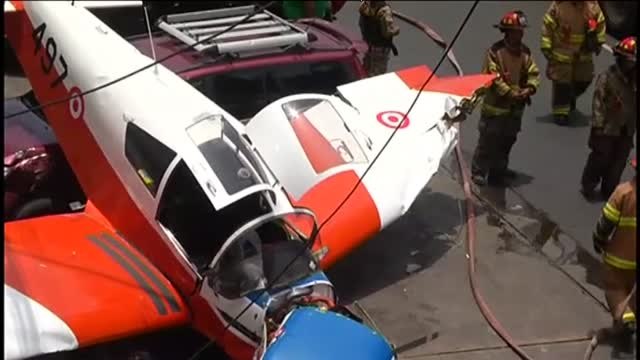 Una avioneta del Ejército peruano aterriza de emergencia en plena calle
