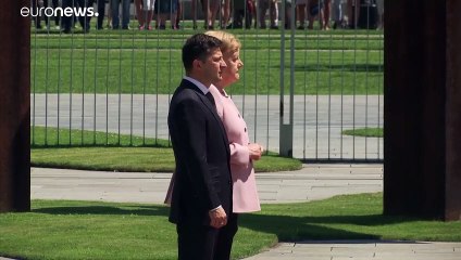 Angela Merkel prise de tremblements pendant une cérémonie