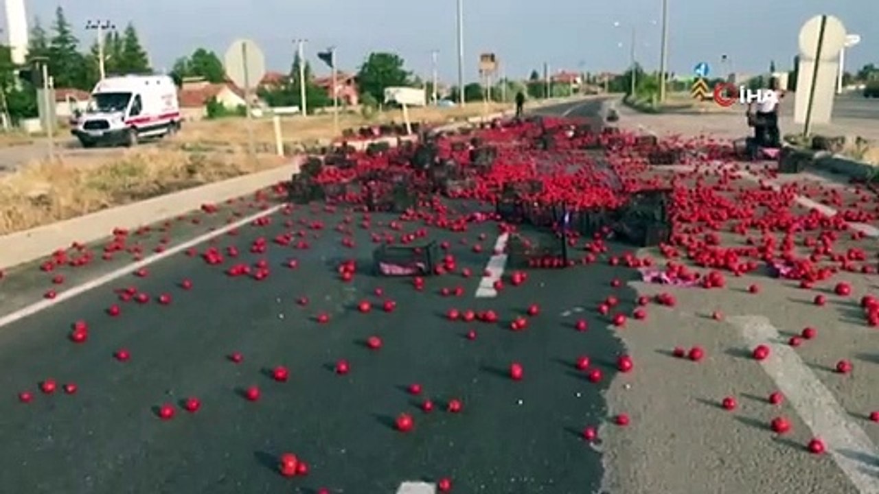 Kontrolden Çıkan Tır Karşı Şeride Geçti, Karayolu Domates Tarlasına Döndü...
