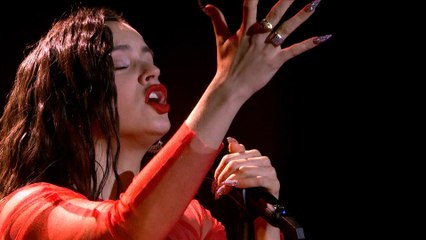 Rosalía revoluciona los Goya con su versión de 'Me quedo contigo'