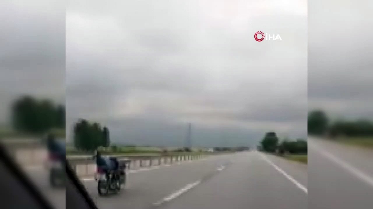 Motosikletli sürücünün yürekleri ağızlara getiren tehlikeli yolculuğu kamerada