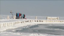 Decenas de turistas visitan a pie el Lago Michigan congelado