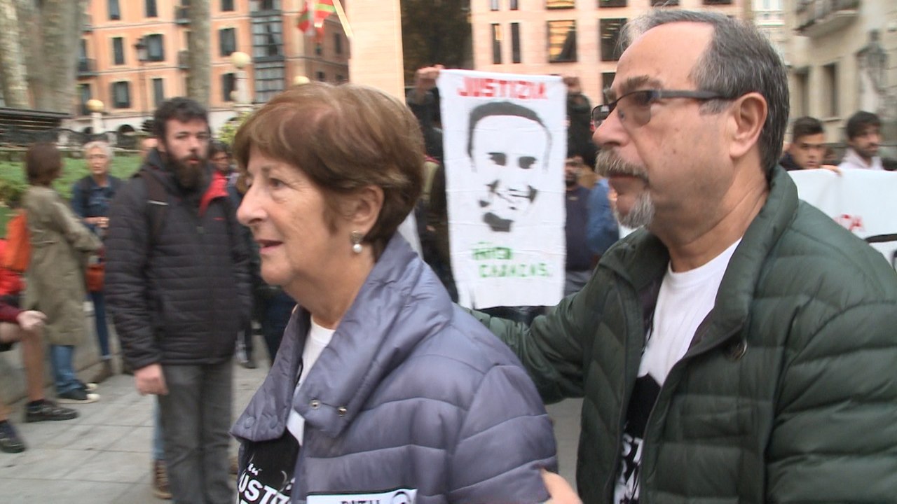 Arropan a los padres de Íñigo Cabacas al inicio del juicio